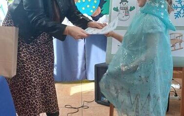 Pani dyrektor wręcza dyplom laureatce konkursu