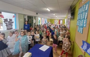 Widownia i uczestnicy biorą udział w zabawie muzycznej