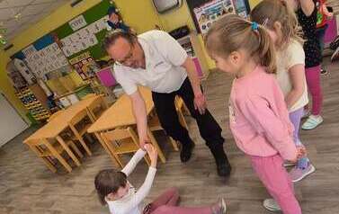 Dziewczynka ciągnąca pana za rękę