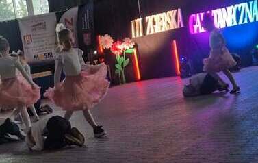 Dzieci tańczące w parach