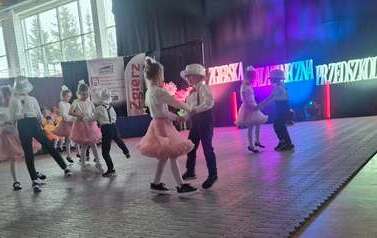 Dzieci tańczące na scenie
