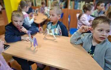 Chłopcy siedzący przy stoliku