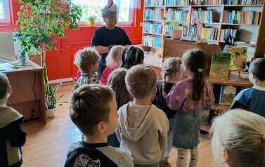Dzieci słuchają pani bibliotekarki