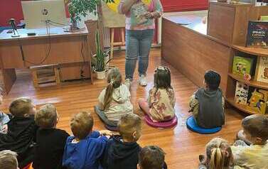 Dzieci słuchają pani bibliotekarki