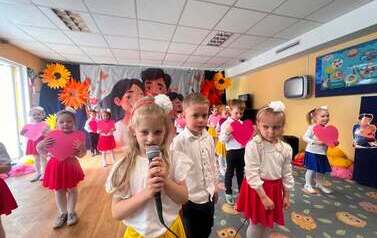 Dziewczynka m&oacute;wiąca wiersz