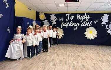 Dzieci tańczące poloneza