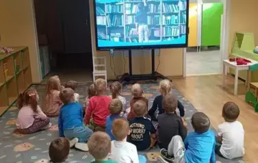 Dzieci przed tablicą interaktywną