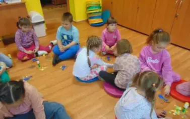 Dzieci siedzą w kole