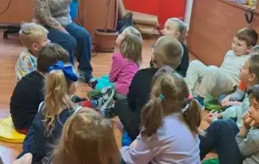 Pani czytająca dzieciom