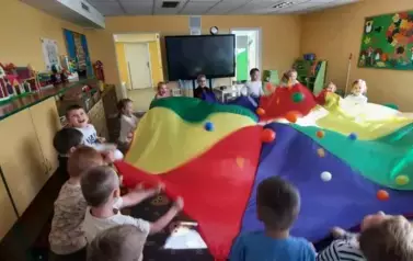 Zabawa dzieci z chustą