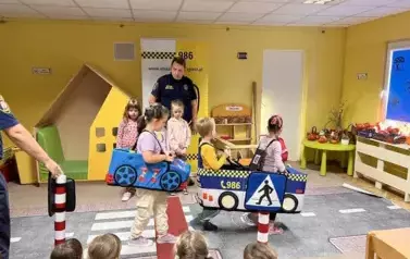 Dzieci przechodzące przez pasy