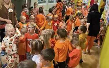 Dzieci tańczące w k&oacute;łkach