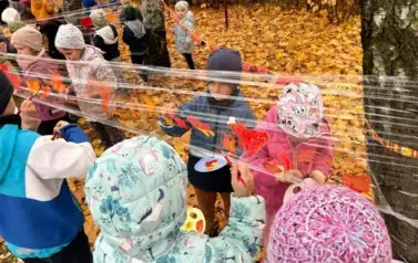 Dzieci malują farbami na folii