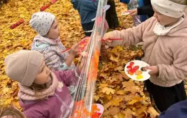 Dzieci malują farbami na folii
