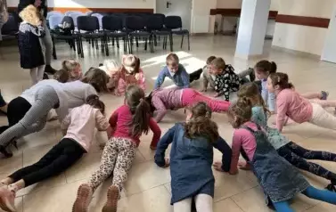 Dzieci tworzące koło