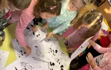 Dzieci kolorują postacie z bajek