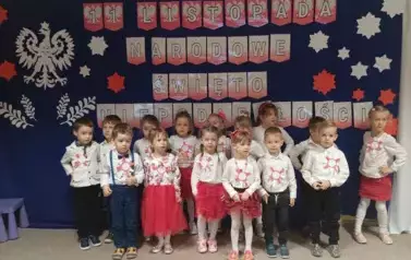 GRupa dzieci na tle dekoracji