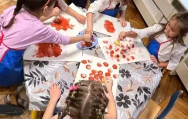 Dzieci stęplują kartkę