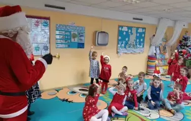 Mikołaj i grupa dzieci