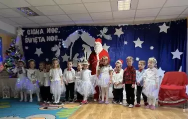 Grupa dzieci na tle dekoracji