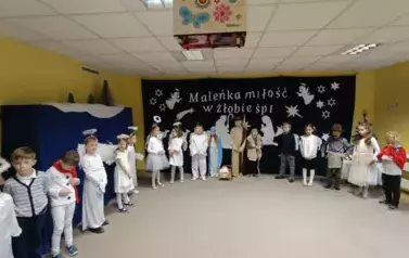 Grupa dzieci na tle dekoracji