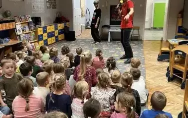 Pan prowadzący oraz grupa dzieci
