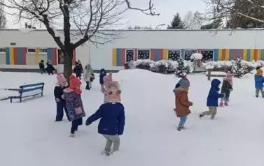 Dzieci bawiące się na śniegu