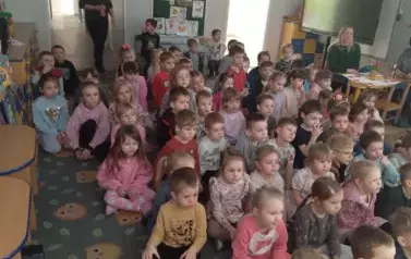 Dzieci oglądają przedstawienie