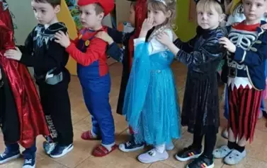 Dzieci robiące pociąg 