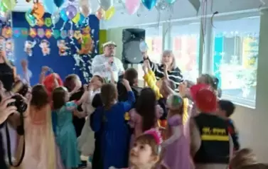 Dzieci biorące udział w zabawie