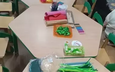 Stoliki z przygotowanymi materiałami do warsztat&oacute;w