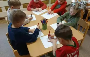 Dzieci rysują przy stoliku