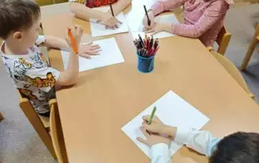 Dzieci rysują przy stoliku
