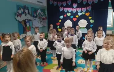 Grupa maluszk&oacute;w m&oacute;wiąca wiersz