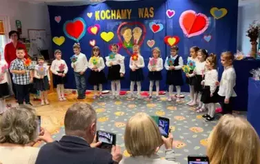 Dzieci stojące na tle dekoracji