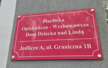 Tablica z nazwą i adresem Domu Dziecka