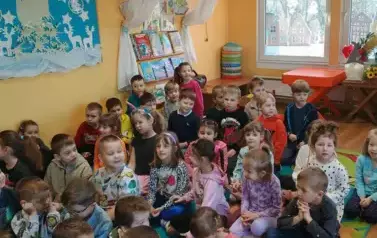 Grupa dzieci biorąca udział w koncercie