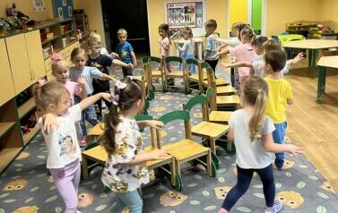 Dzieci tańczą wok&oacute;ł krzeseł