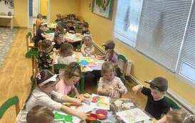 Dzieci wykonują pracę plastyczną kota