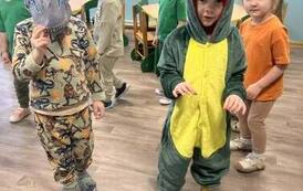 Dzieci przebrane za dinozaury