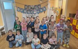 Dzieci na tle dekoracji 