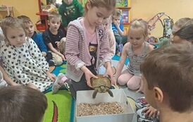 Dziewczynka trzymająca ż&oacute;łwia