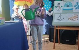 Dziewczynka trzymająca konewkę oraz wiatrak