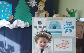 Dziewczynka prezentująca wiersz