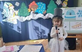 Dziewczynka przebrana za bałwanka recytująca wiersz