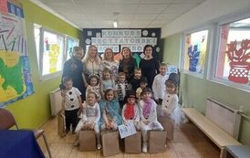 Uczestnicy konkursu, jury i panie prowadzące na tle dekoracji