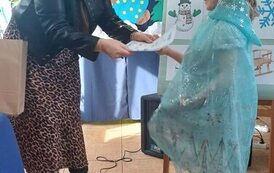 Pani dyrektor wręcza dyplom laureatce konkursu