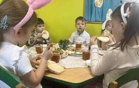 Dzieci z grupy II jedzą śniadanie wielkanocne