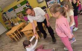 Dziewczynka ciągnąca pana za rękę