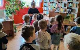 Dzieci słuchają pani bibliotekarki